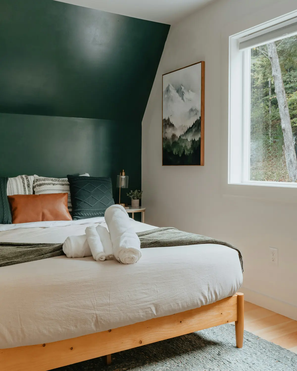 Airbnb cleaning company Kent WA, freshly cleaned bathroom in short-term rental property