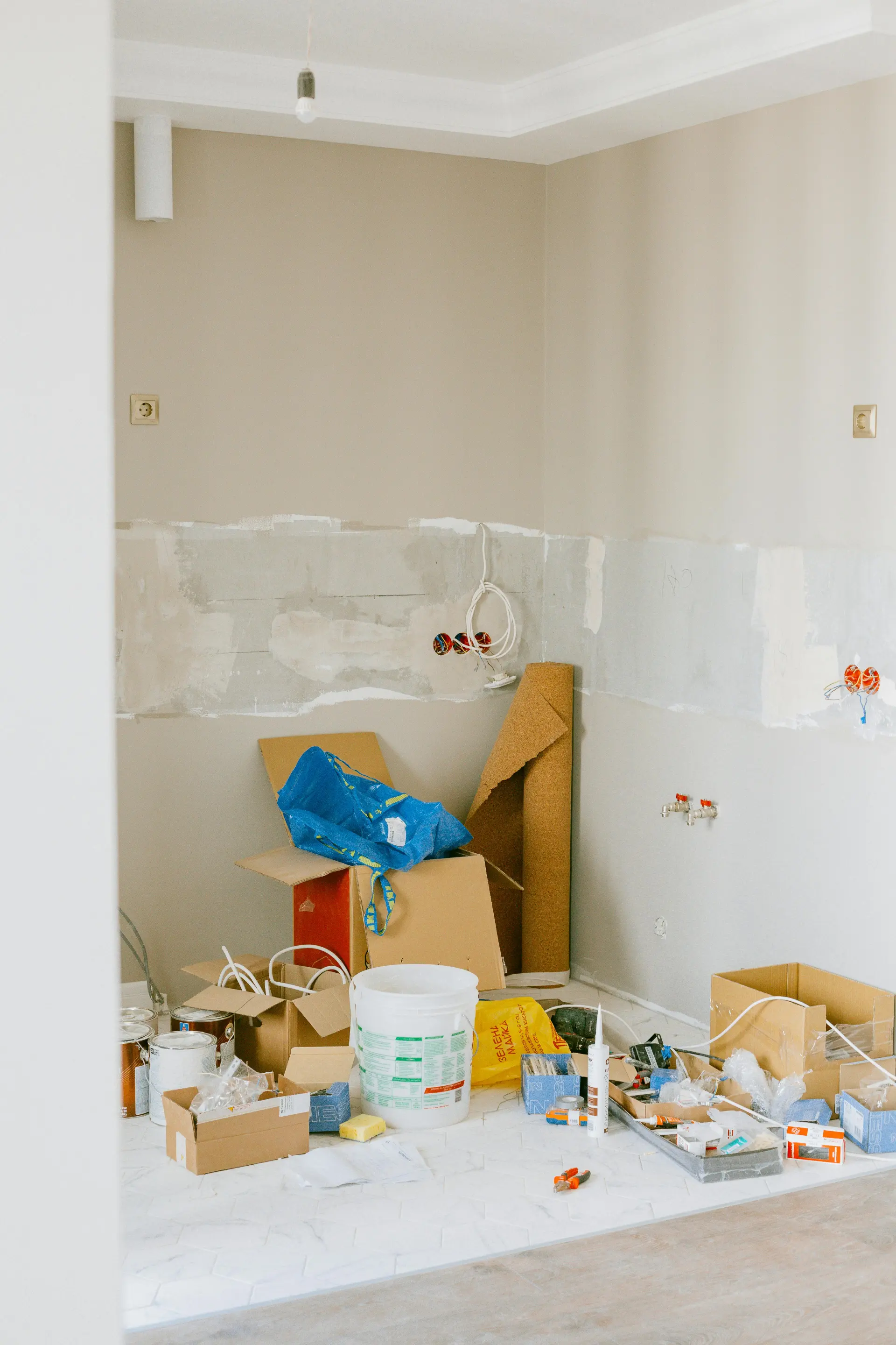 Move out cleaning services near me, spotless empty kitchen in Kent WA rental property